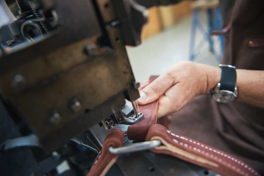 artisan sellier travaillant dans son atelier