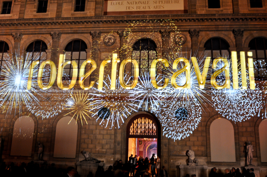 projection murale sur la façade de l'école des beaux arts à Paris