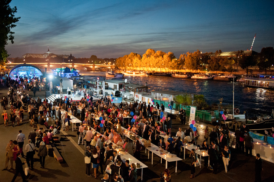 vue sur les quais de seine à paris lors d'un événement