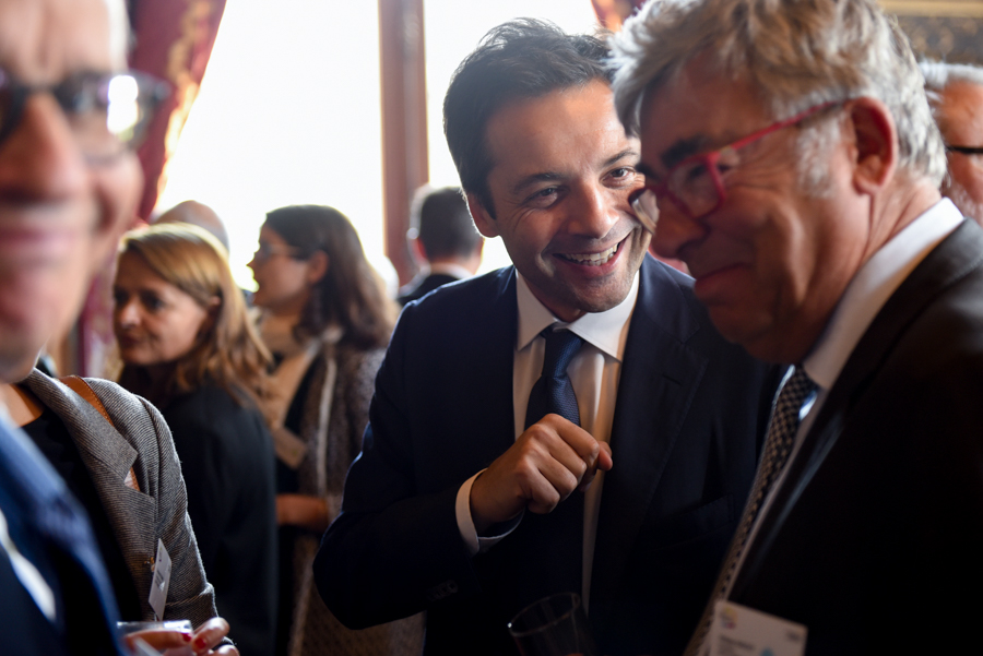 discussion dans les couloirs de la mairie de Paris lors de la conférence des villes à Paris